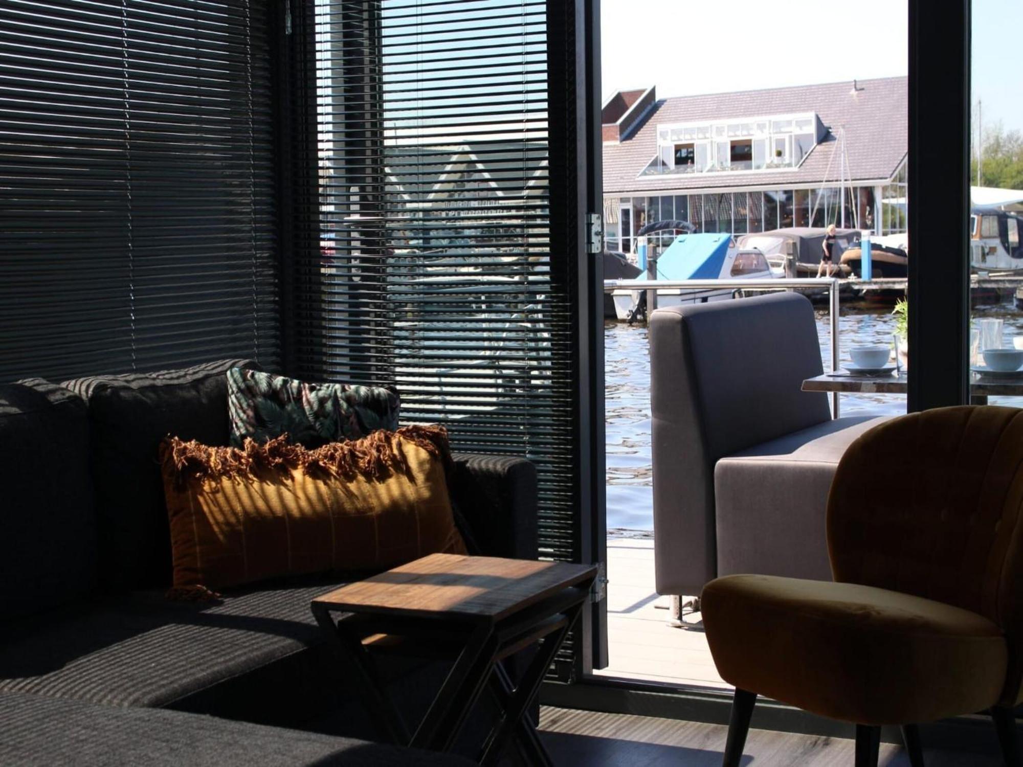 Modern Houseboat With Air Conditioning Located In Marina Uitgeest المظهر الخارجي الصورة