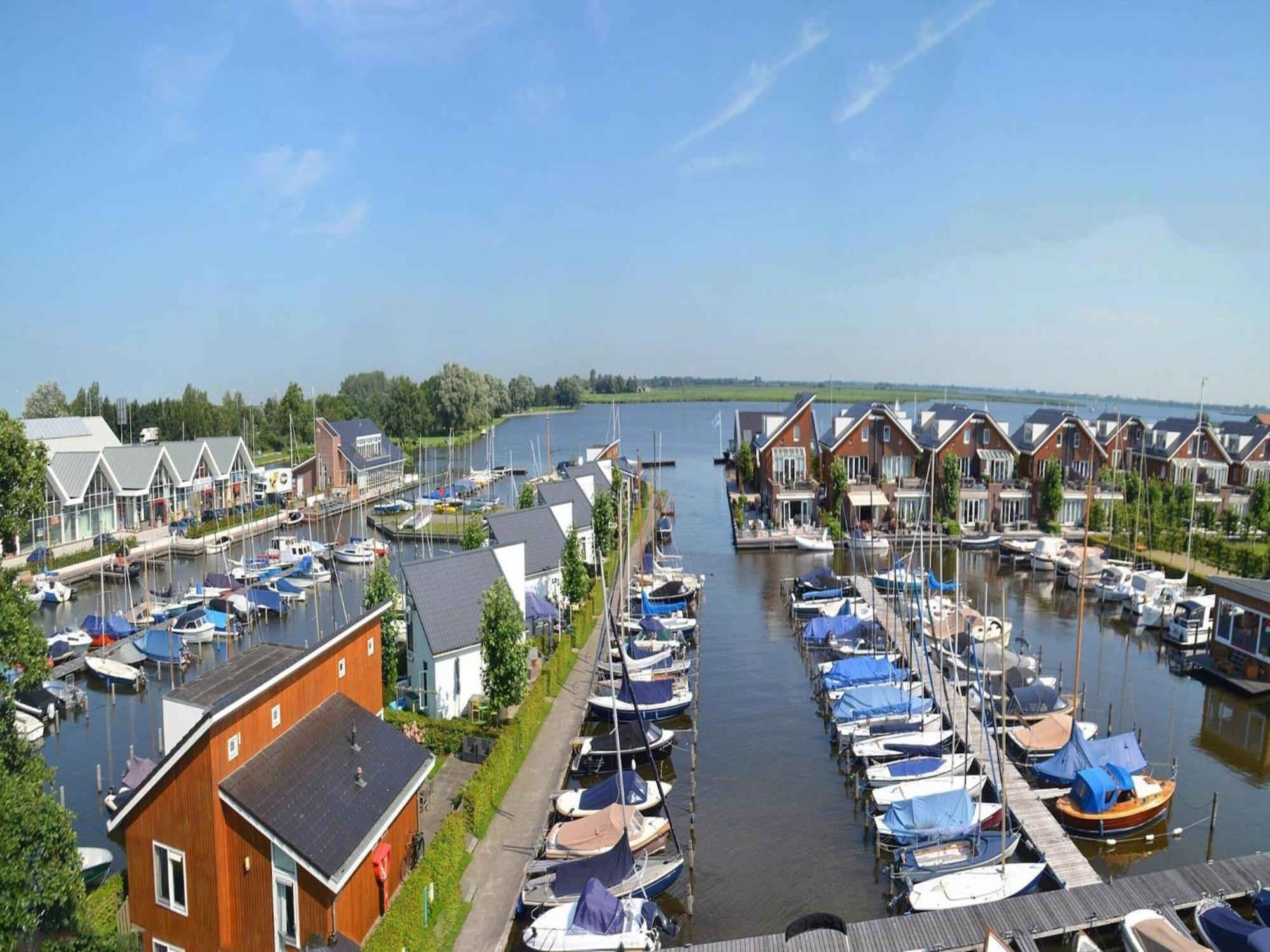 Modern Houseboat With Air Conditioning Located In Marina Uitgeest المظهر الخارجي الصورة